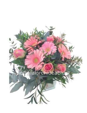 Bouquet di fiori freschi, gerbere e rose colore rosa.
