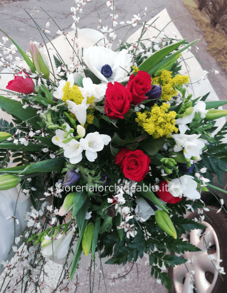 Bouquet con rose rosse