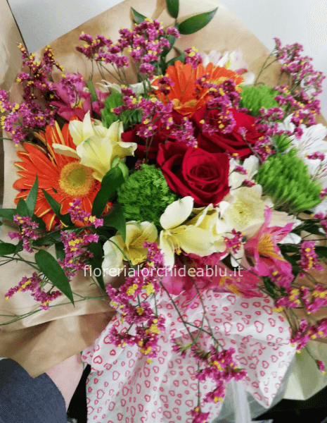 Bouquet con fiori assortiti